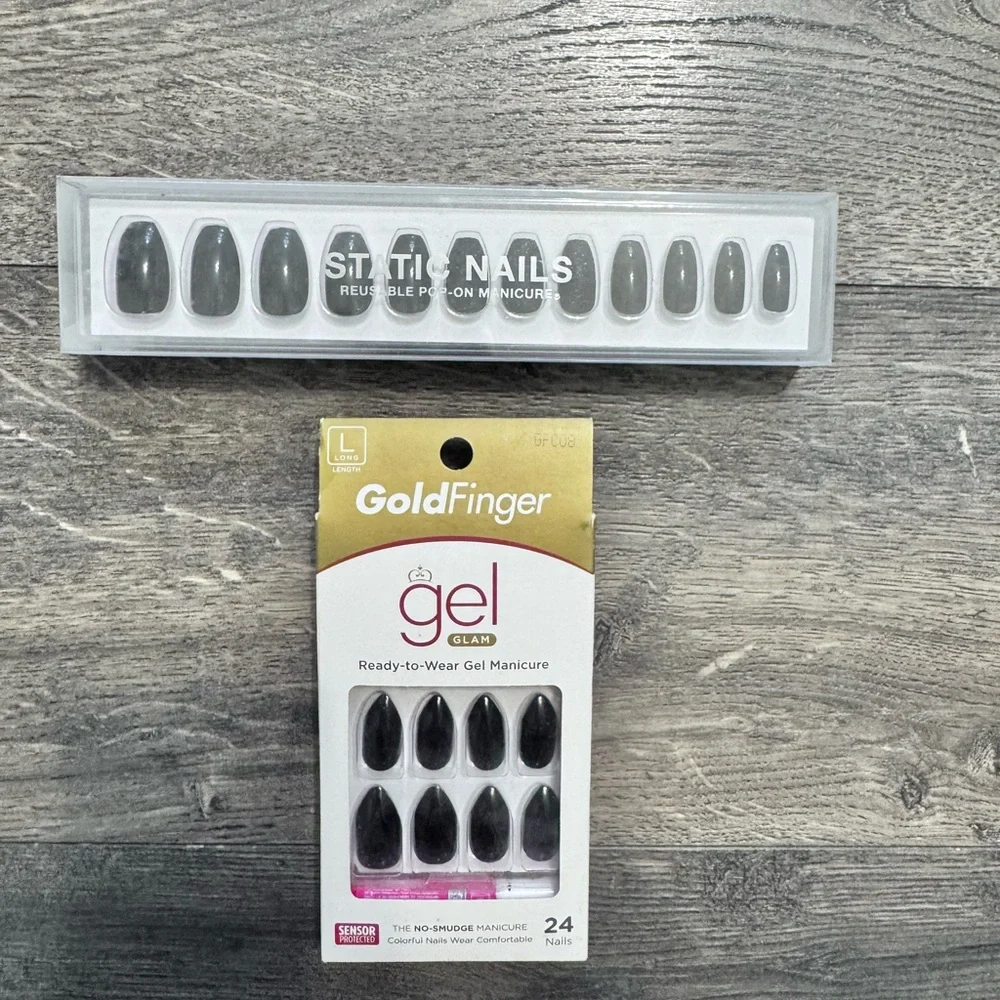 Set of 2 Artificial Nails NEW.